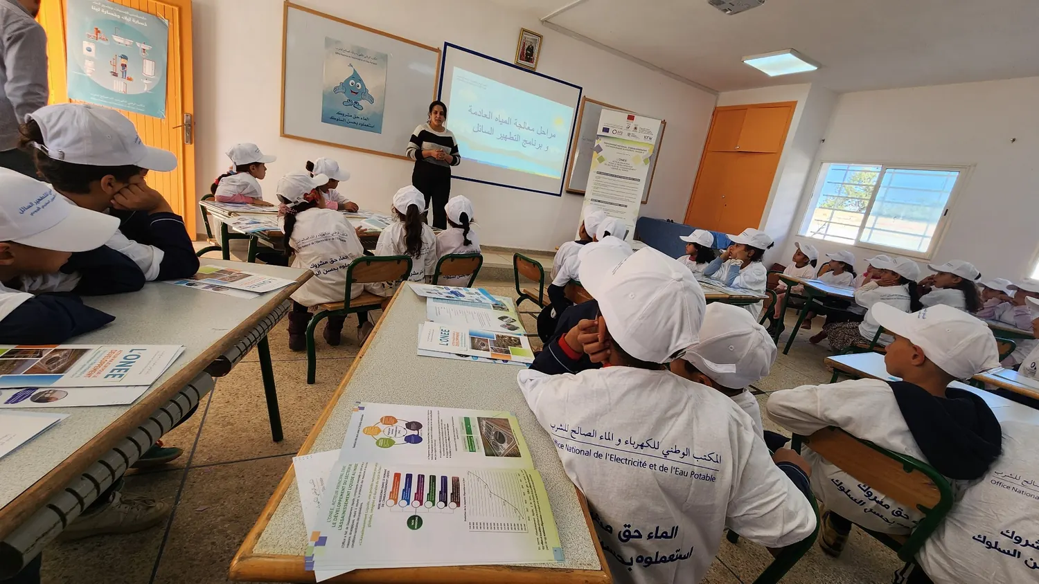 Educational presentation to pupils using illustrated materials